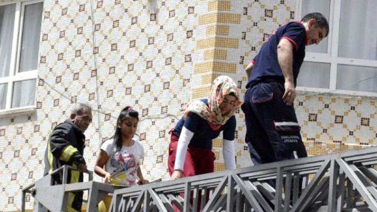 Bodrum Katta Yangın Çıktı, Mahsur Kalanlar İtfaiye Merdiveniyle Kurtarıldı