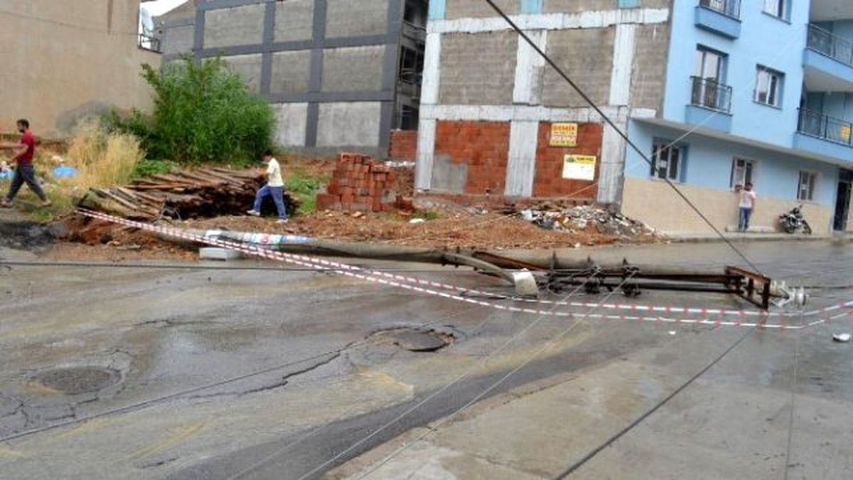 Devrilen Elektrik Direğinin Telleri Minibüsün Üzerine Düştü