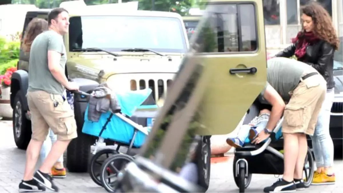 İlker Ayrık İlk Kez Ailesi ile Birlikte Görüntülendi