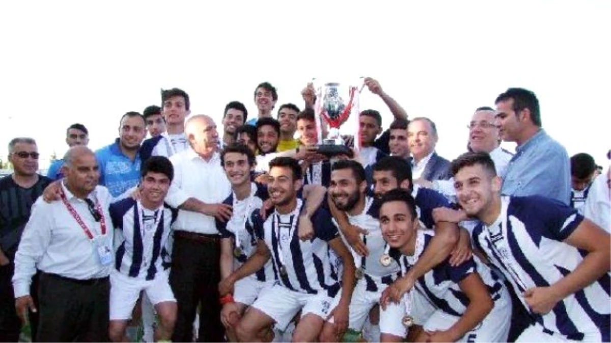 İzmirspor\'dan Şampiyonlara Saygı