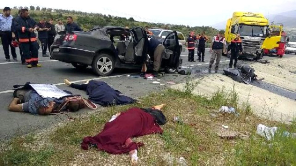 Pamukova\'da Otomobil Tır ile Çarpıştı: 5 Ölü, 1 Yaralı
