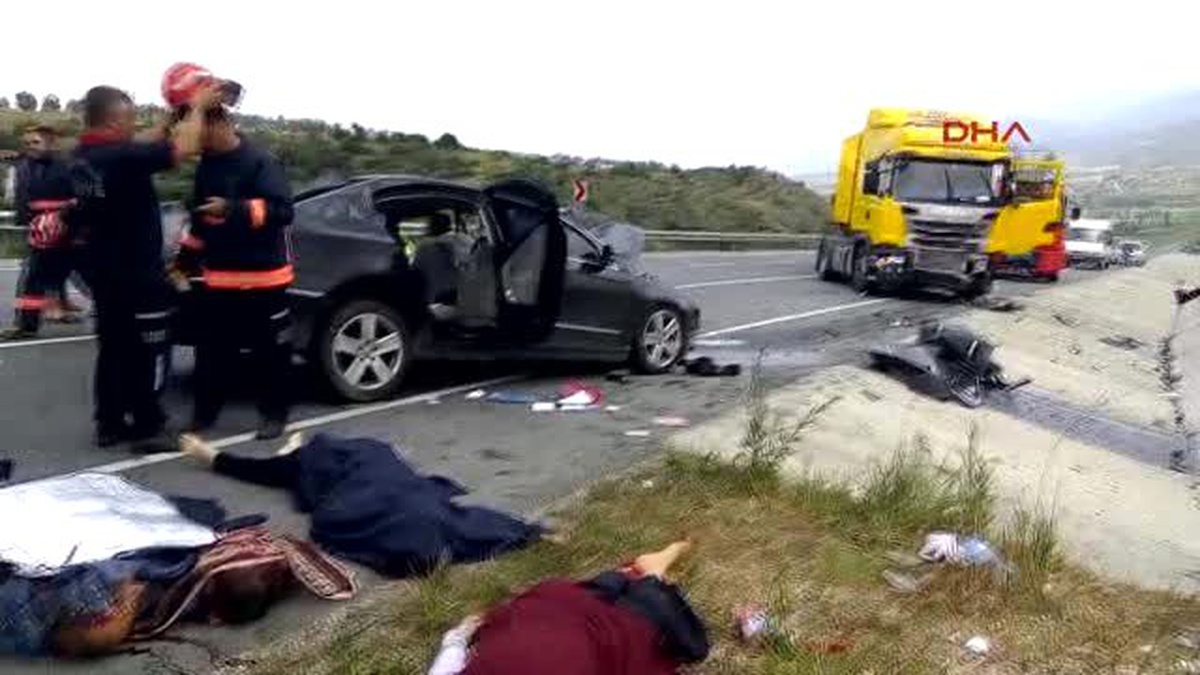Pamukova\'da Otomobil Tır ile Çarpıştı: 5 Ölü, 1 Yaralı