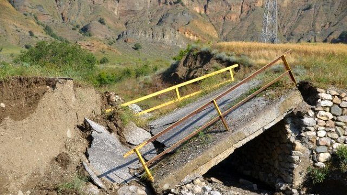 Sel Sularının Yıktığı Köprüden Otomobil Uçtu: 1 Yaralı