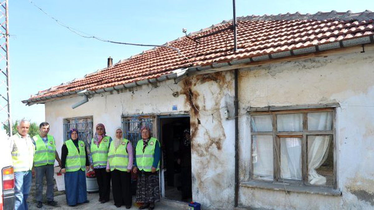 Seydişehir\'de Yaşlıların Evleri Temizleniyor