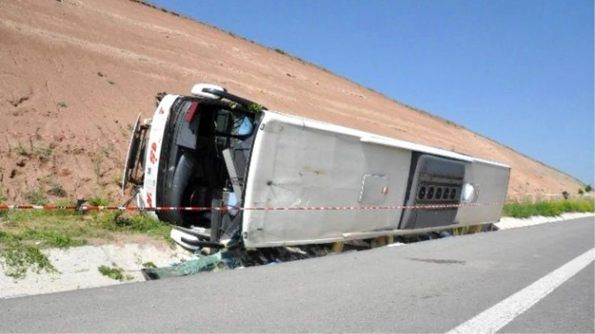 Sivas\'ta Yolcu Otobüsü Şarampole Devrildi: 25 Yaralı