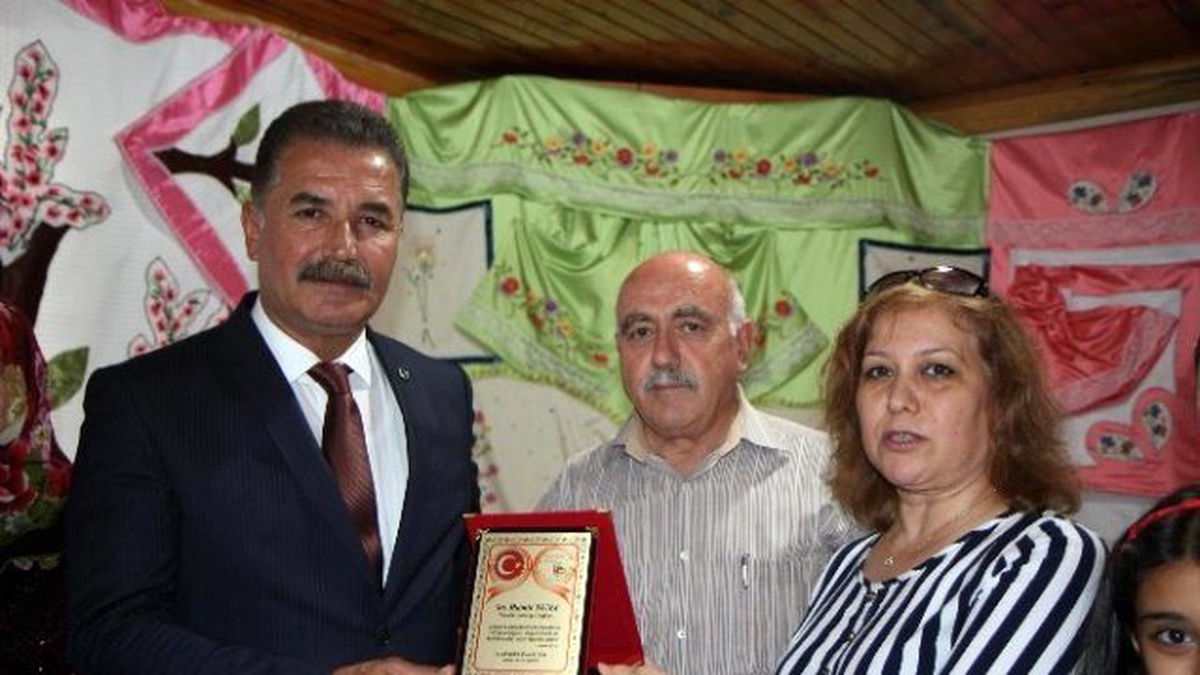 Tortek Kursiyerleri, Başkan Tuna\'ya Plaketle Teşekkür Etti