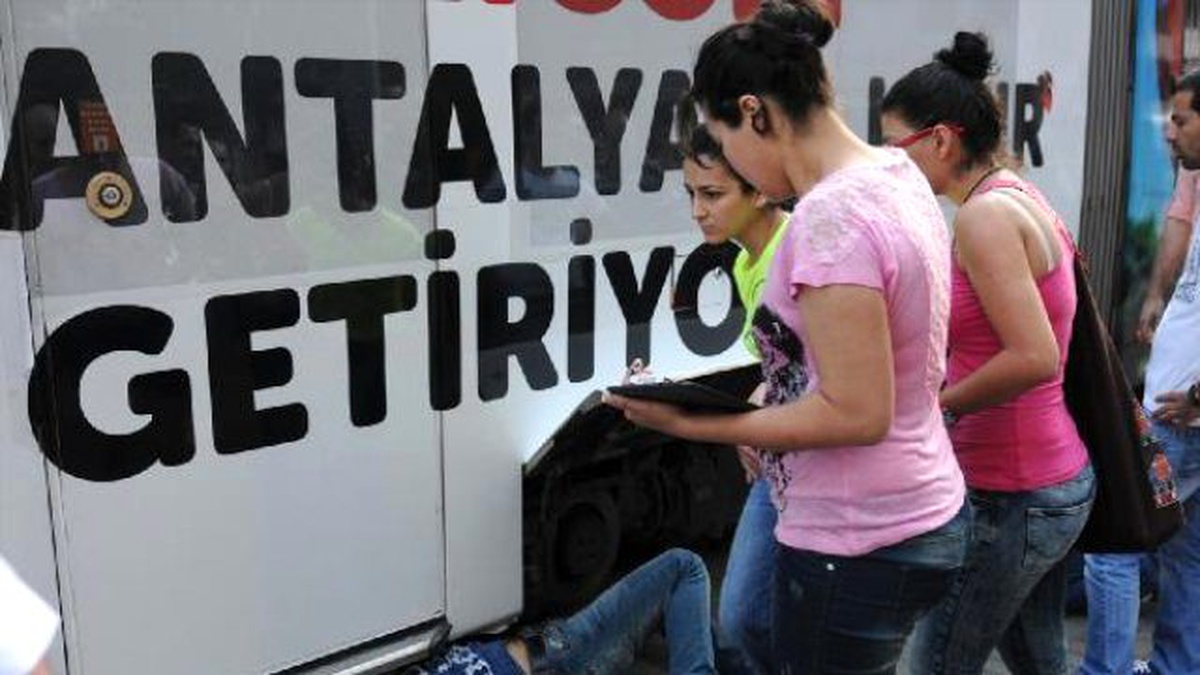 Tramvayın Altına Kedi Girdi, Seferler Durdu