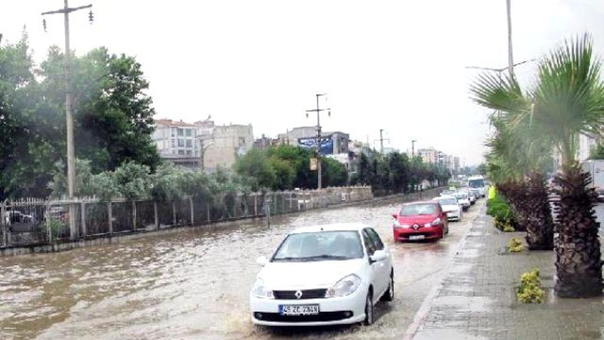 Turgutlu\'ya 15 Dakikalık Yağmur Yetti