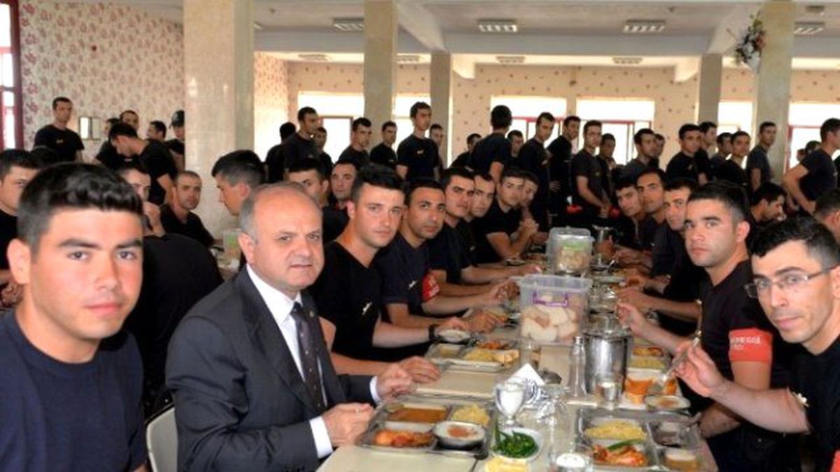 Vali Çakacak Polis Adaylarıyla Karavanadan Yemek Yedi