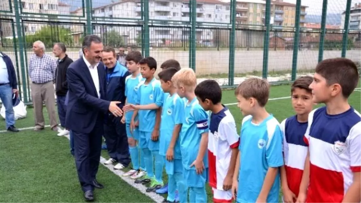 Yılmaz\'dan Minik Futbolculara Destek