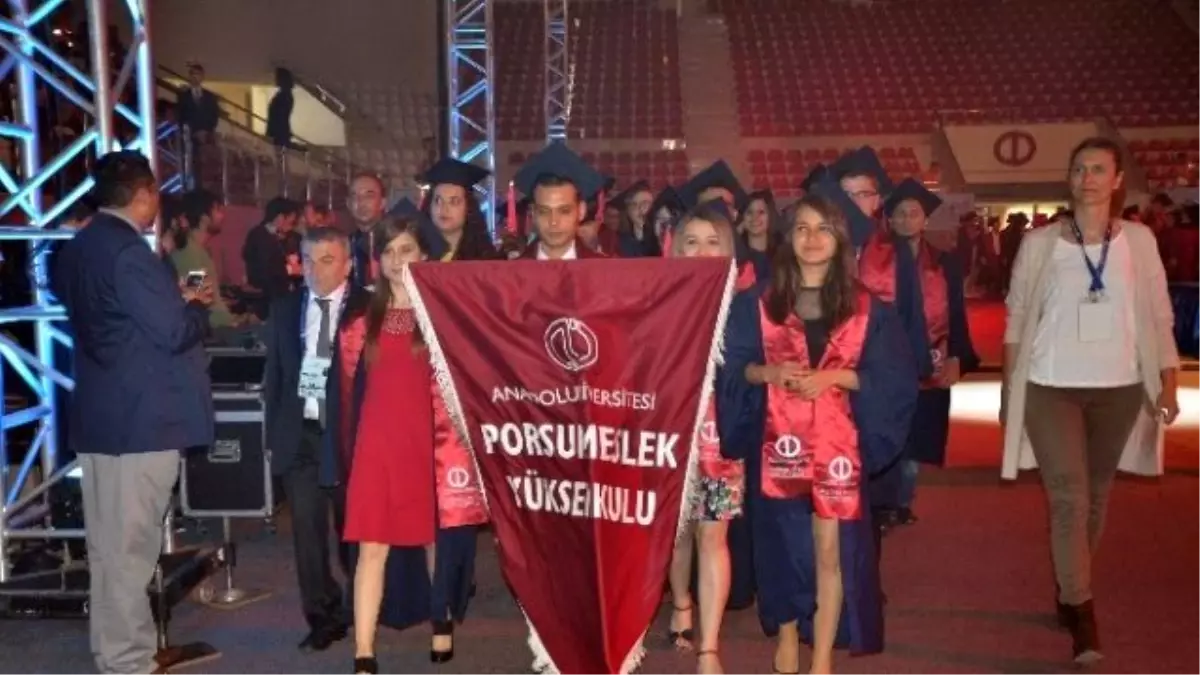 Anadolu Üniversitesi\'nde Mezuniyet Coşkusu Başladı