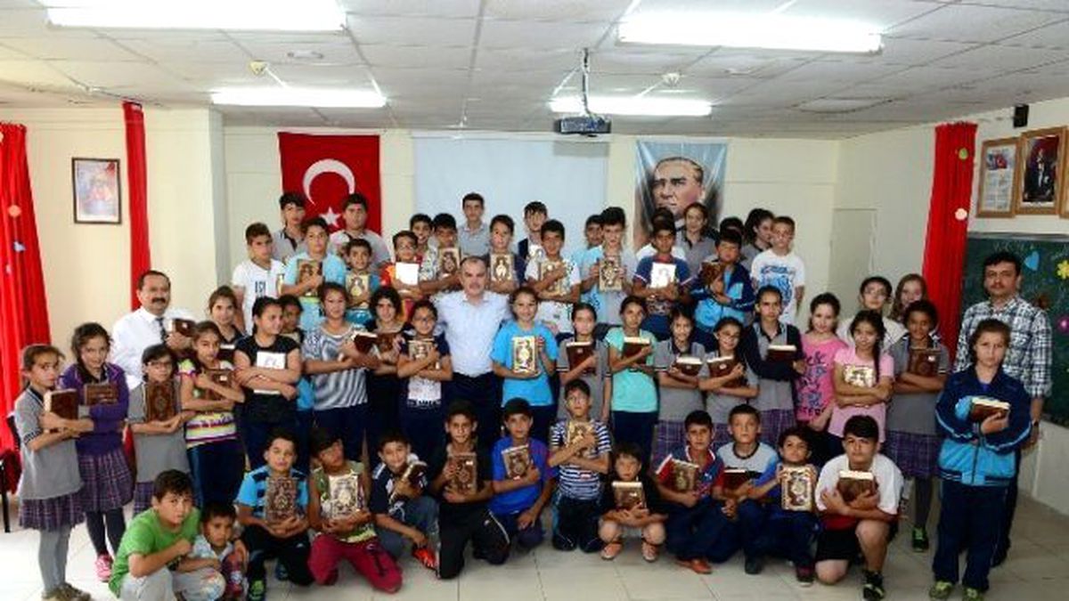 Başkan Gürlesin\'den Öğrencilere Kur\'an-ı Kerim Hediyesi