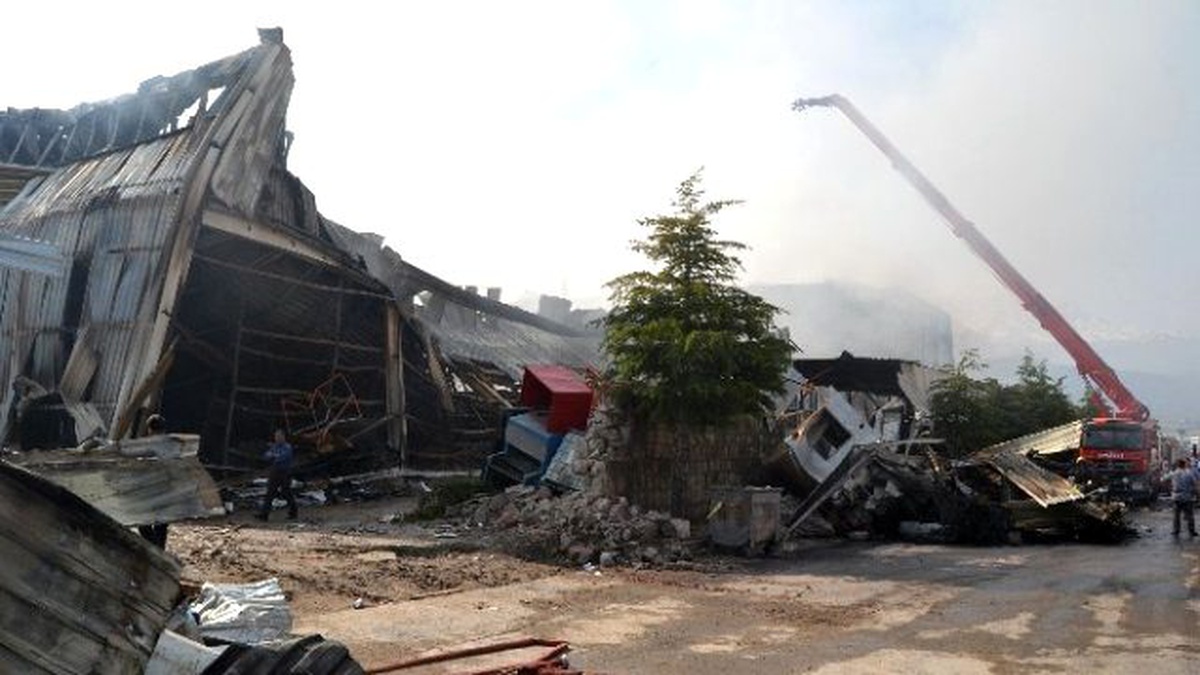 Fabrika Yangınına 34 Araç ve 101 Personelle Müdahale Edildi