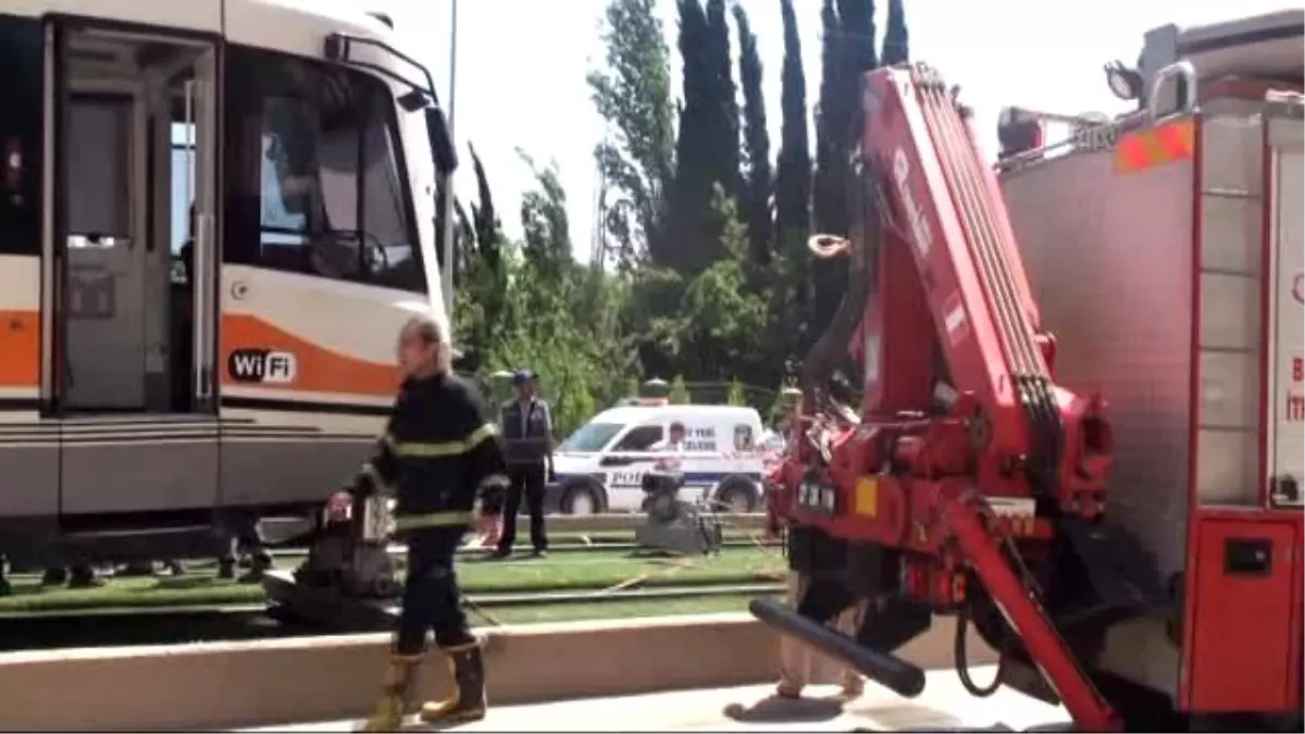 Gaziantep\'te Tramvayın Çarptığı Kişi Öldü