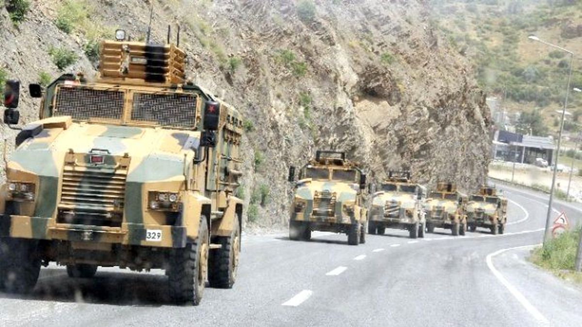 Hakkari\'de Havadan ve Karadan Askeri Hareketlilik