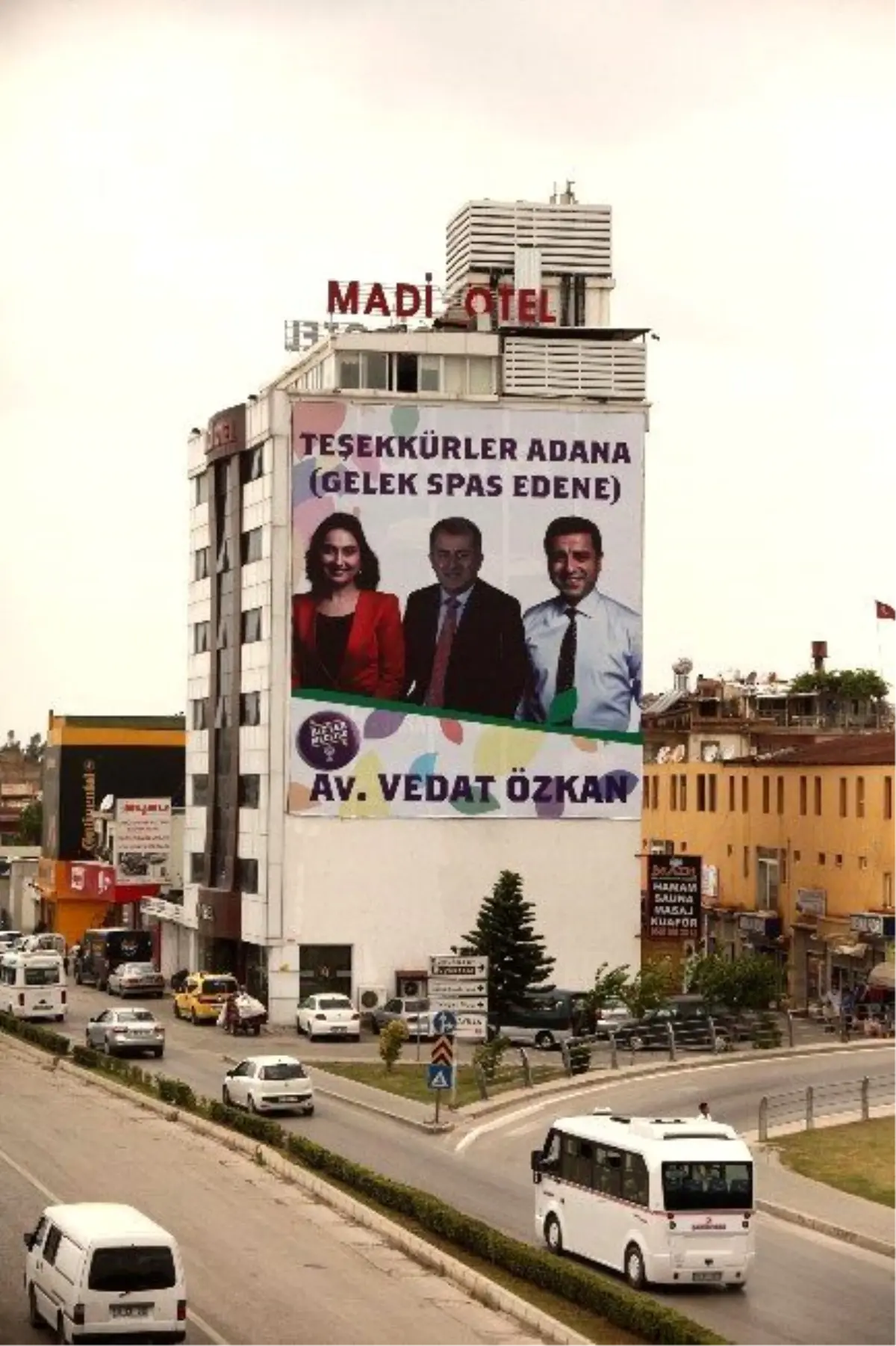 Hdp\'den Kürtçe ve Türkçe \'Teşekkürler Adana\' Afişi