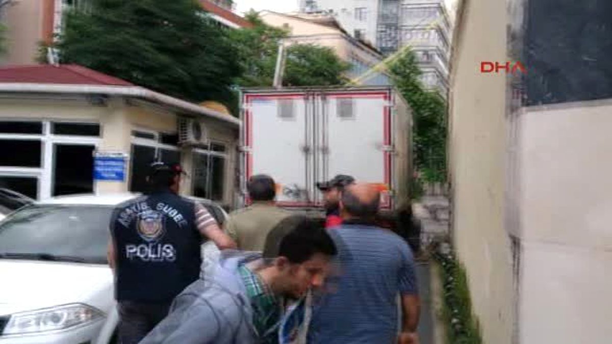 Küçükçekmece\'de Soyguncular Heyecandan Boş Kasaları Alıp Kaçtı