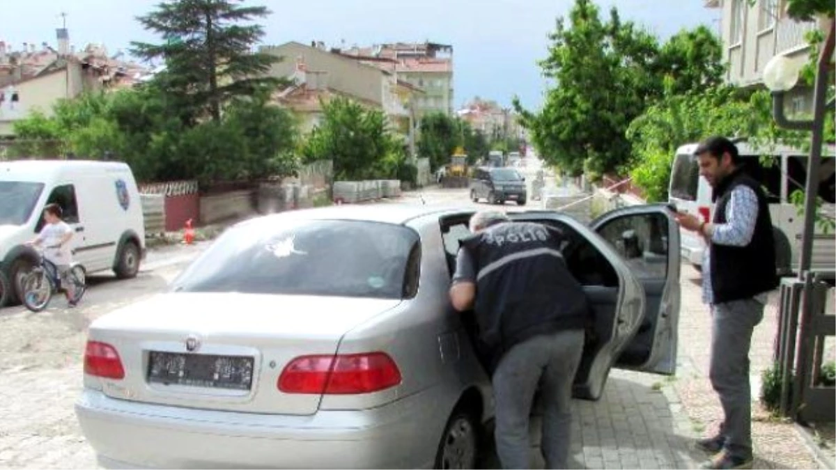 Kaçmamaları İçin Kasa Hırsızlarının Otomobil Lastiğini İndirildi