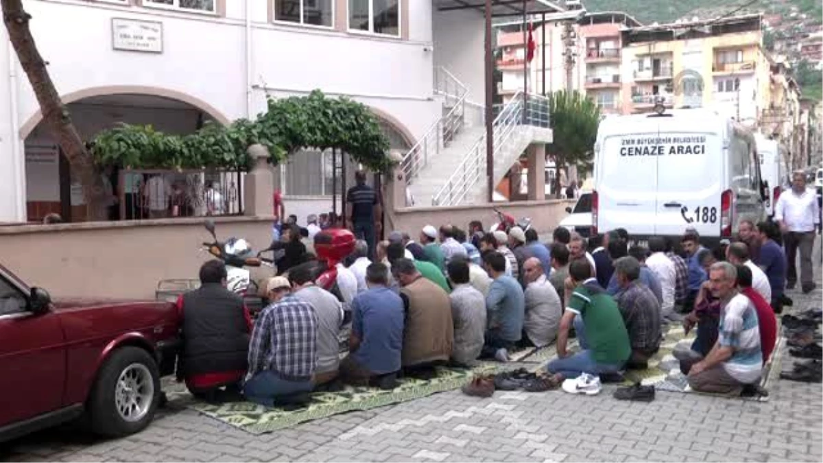 Sakarya\'da Kazada Ölen 5 Kişinin Cenazesi, İzmir\'de Toprağa Verildi
