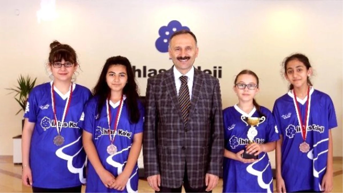 Küçük Kızlar\' Badmintonda İstanbul Üçüncüsü Oldu