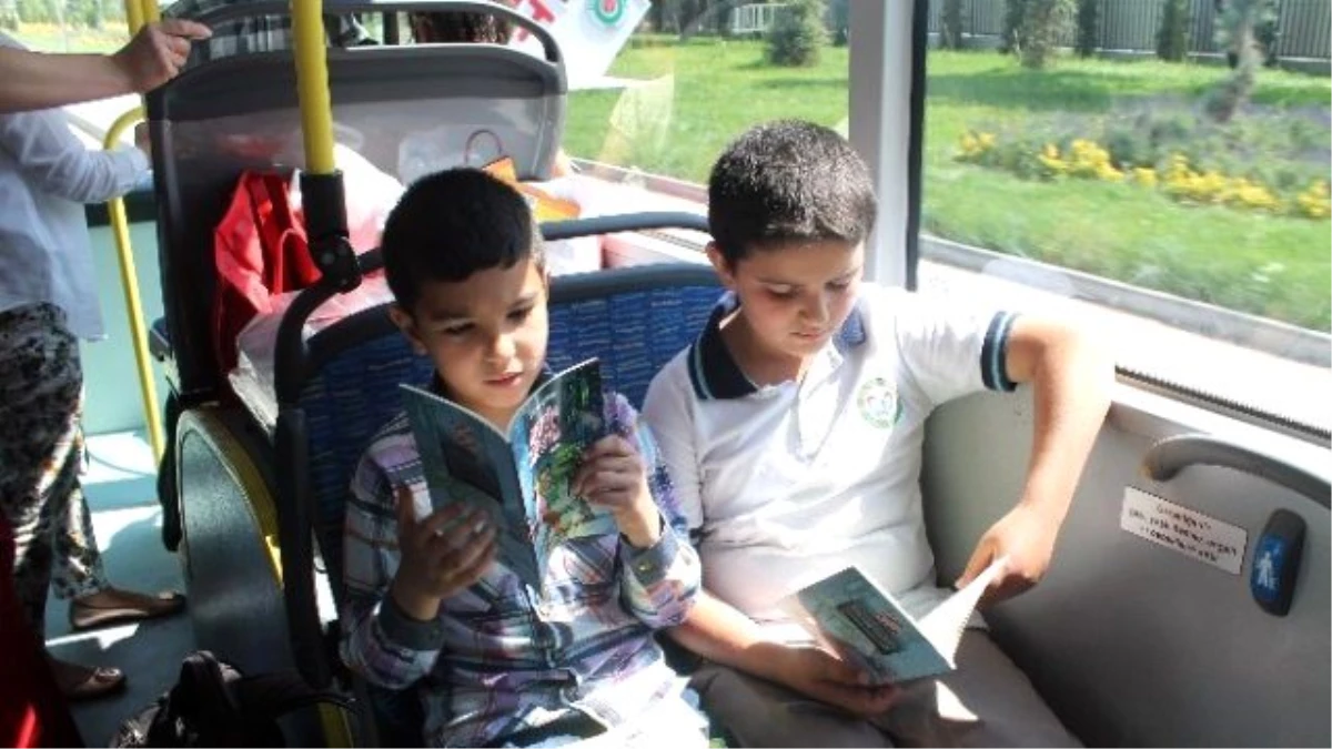 Küçük Öğrenciler Otobüsleri Kütüphaneye Çevirdi