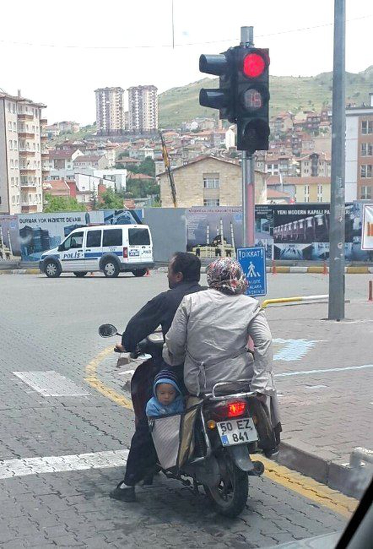 Motosiklet Heybesinde Tehlikeli Yolculuk