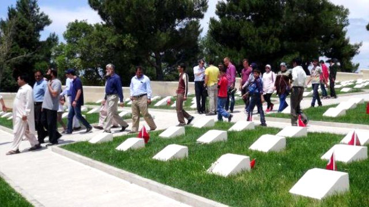 Pakistanlı Öğrenciler, Gelibolu\'da Şehitlikleri Gezdi