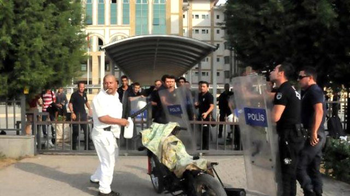 Palanın Kesici Olmadığını Söyleyince Hakimi Kızdırdı