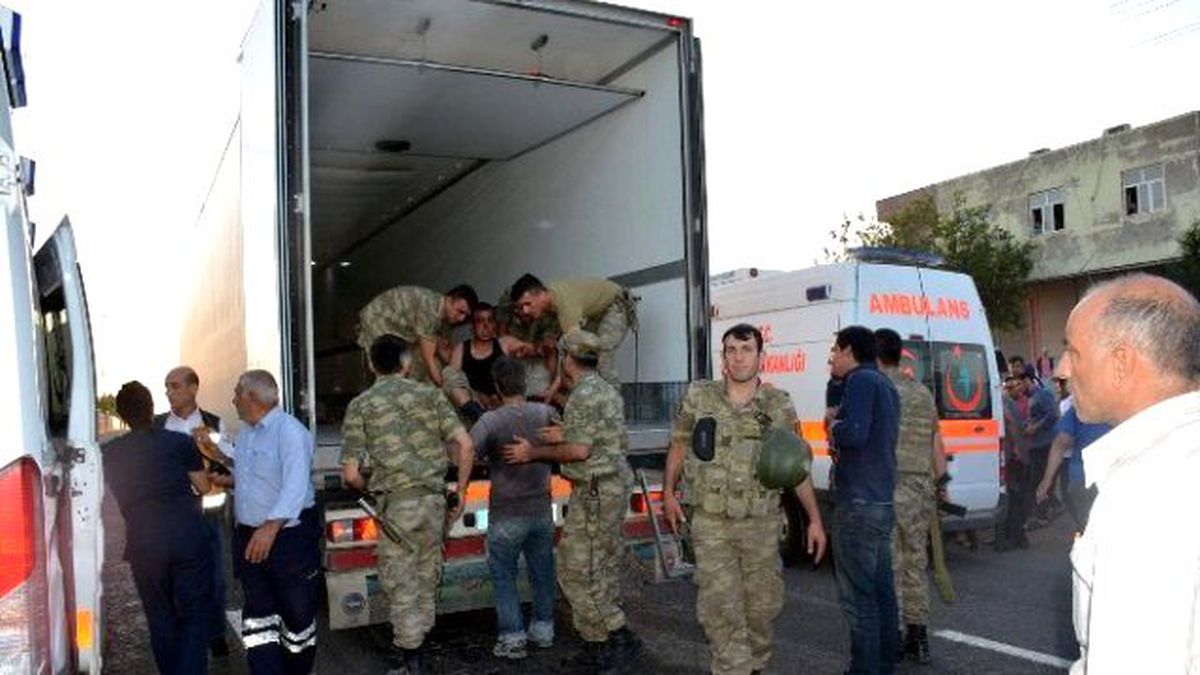 Şanlıurfa\'da Asker Araç Devrildi: 1 Şehit, 18 Yaralı