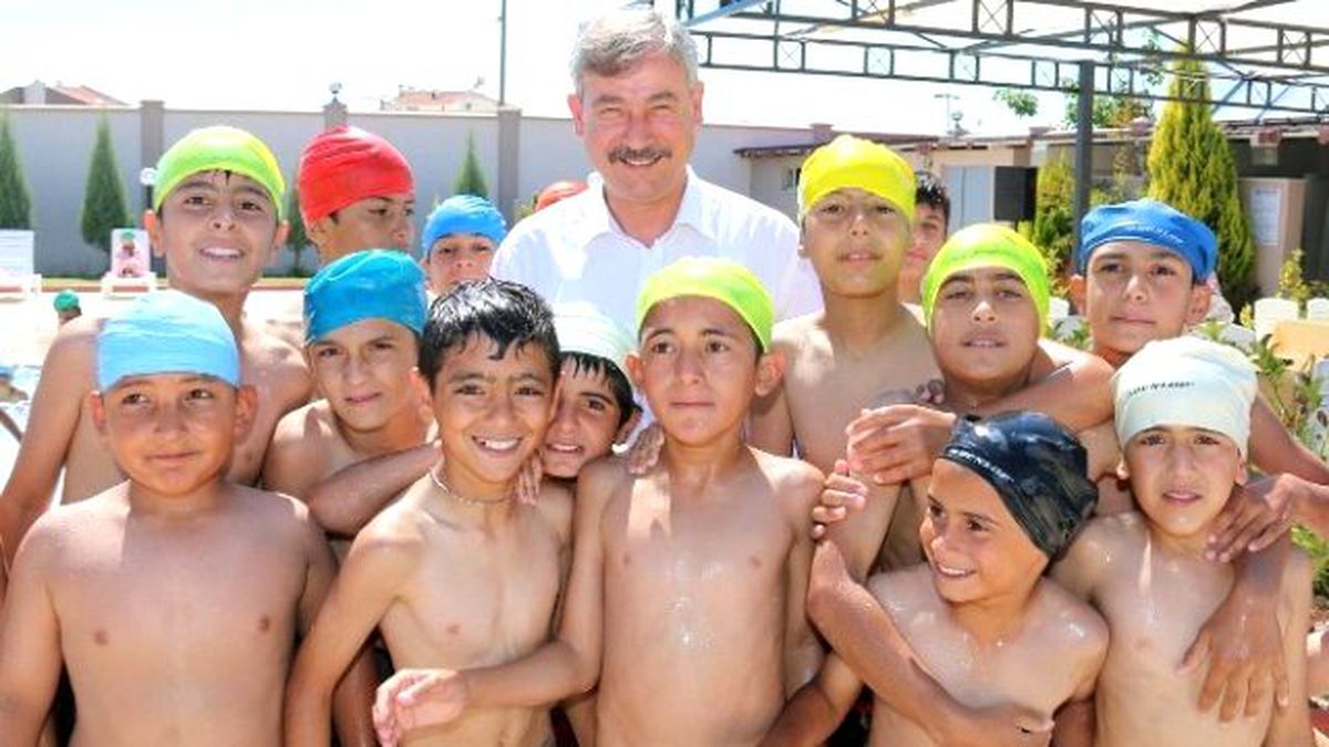 Saruhanlı Belediyesi\'nden Öğrencilere Karne Hediyesi