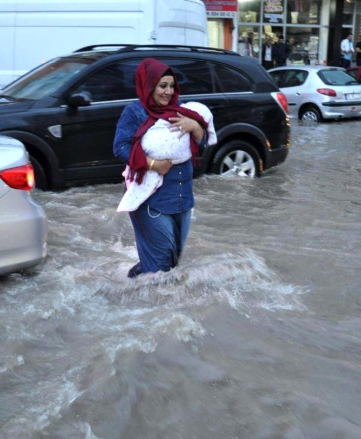 Sivas\'ta 15 Dakikalık Yağış Hayatı Felç Etti