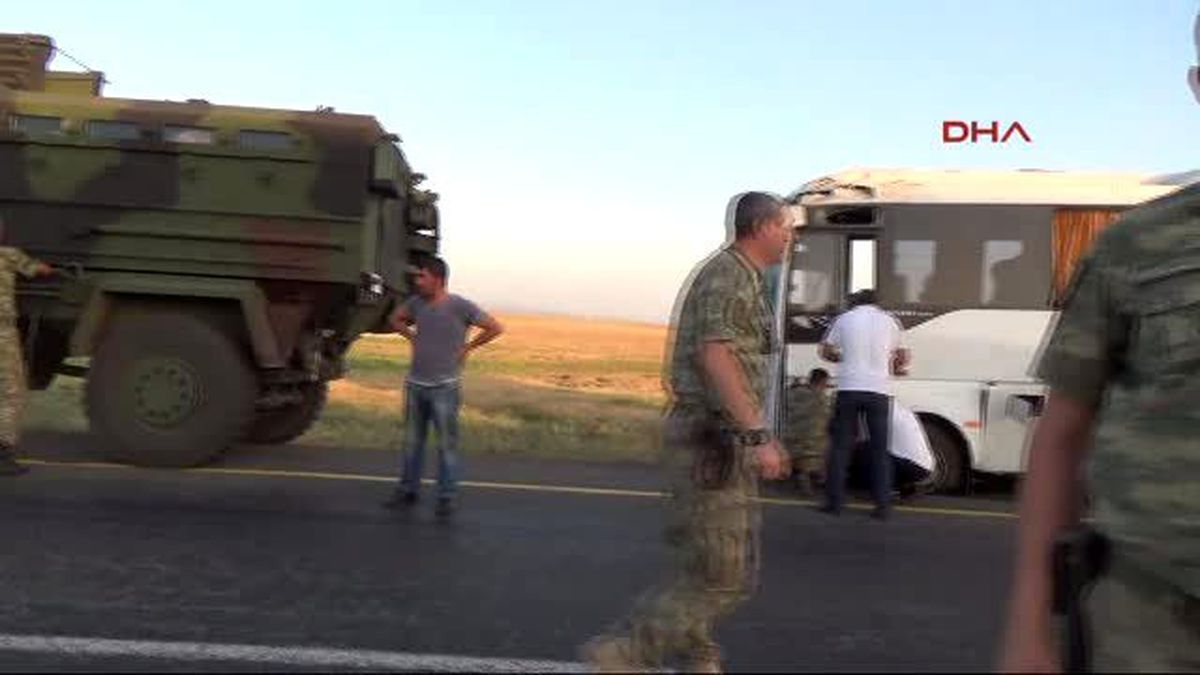 Siverek\'te Askerleri Taşıyan Midibüs Devrildi