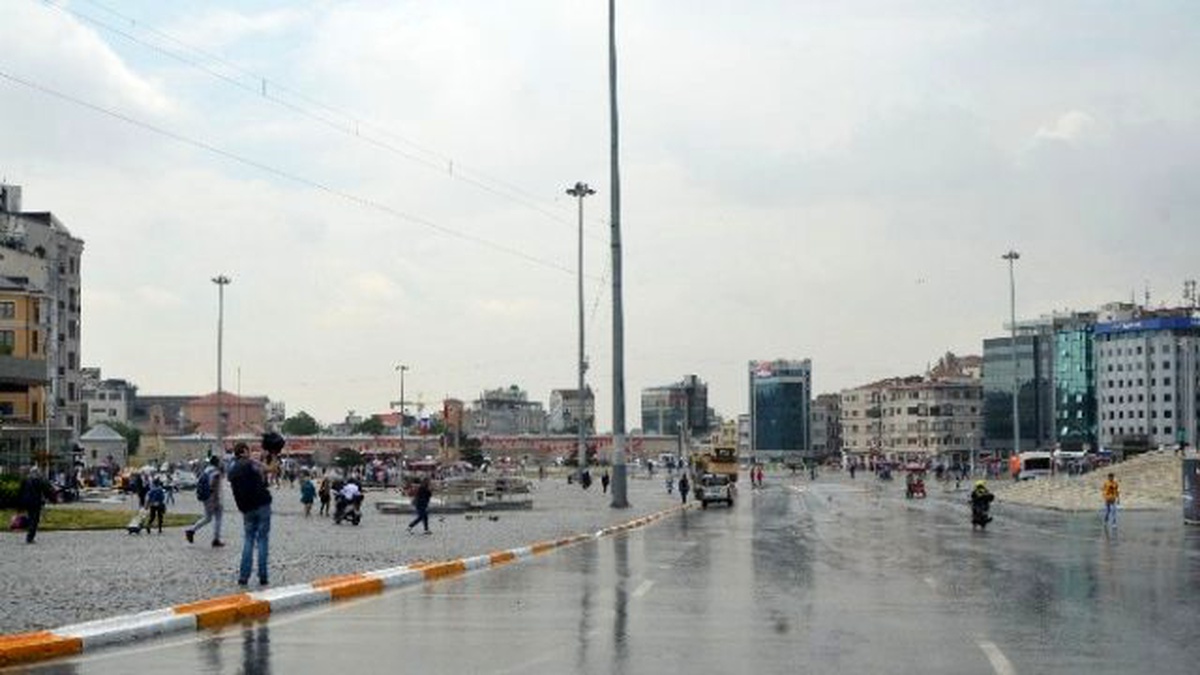 Taksim\'de Vatandaşlar Yağmura Hazırlıksız Yakalandı