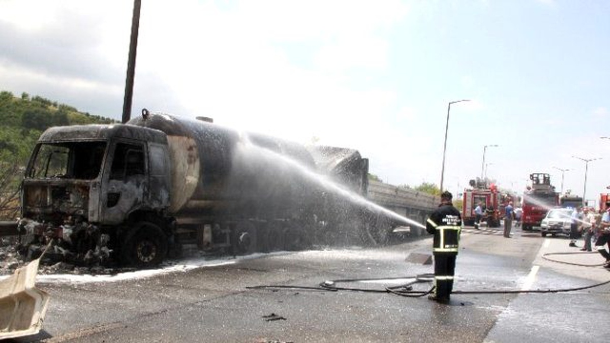 Tır, Lpg Yüklü Tankere Çarptı: 1 Ölü