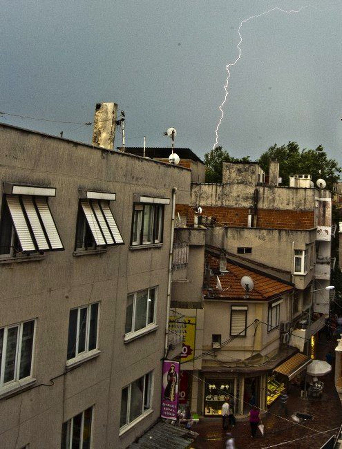 Balıkesir\'de Etkili Olan Yıldırım Korkuttu
