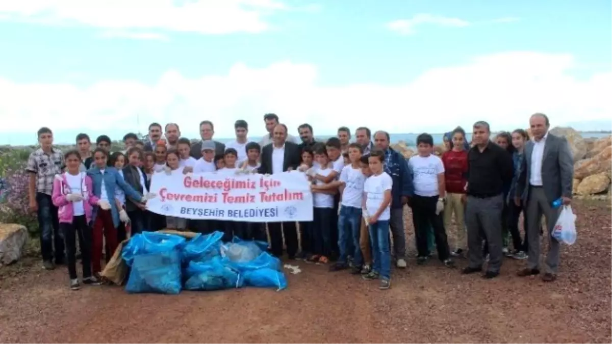 Beyşehir\'de Öğrenciler Sahil Temizliği Yapıp Atık Çöpleri Topladı