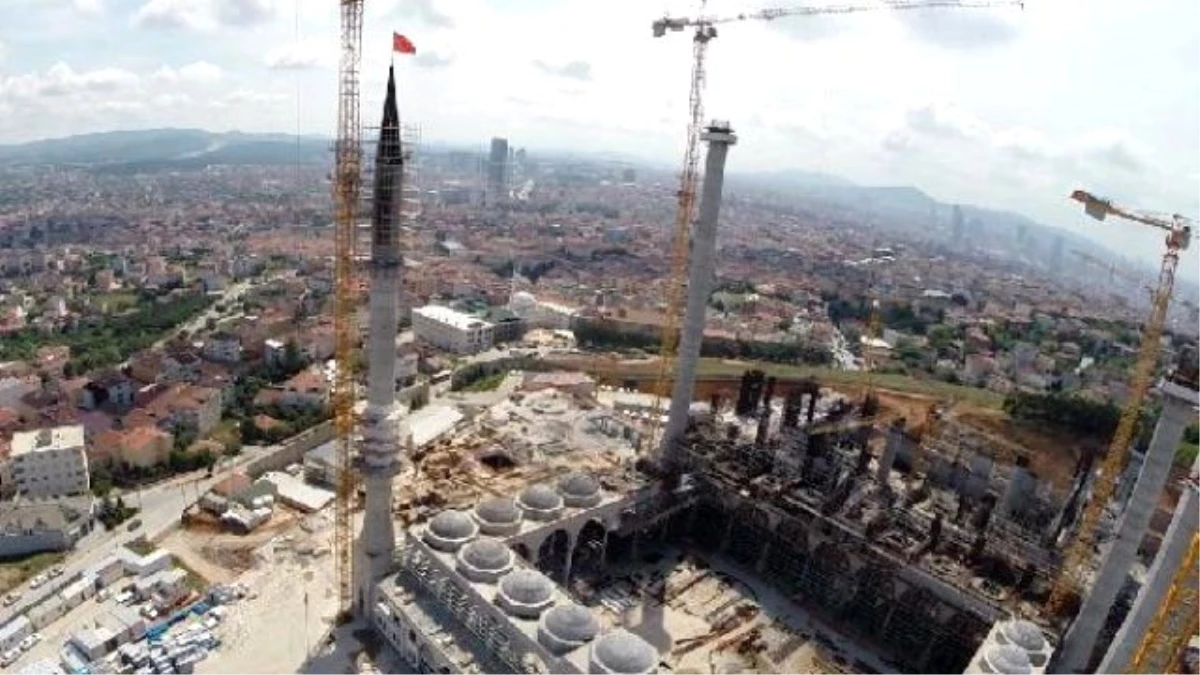Çamlıca Camii\'nin 90 Metrelik Minaresine İlk Bayrak Çekildi