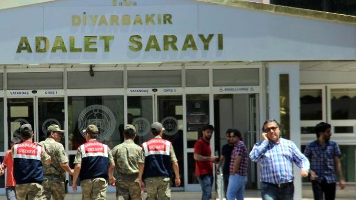 Demir Parmaklıkları Kırarak Adliyeden Kaçan 3 Zanlıdan Biri Yakalandı