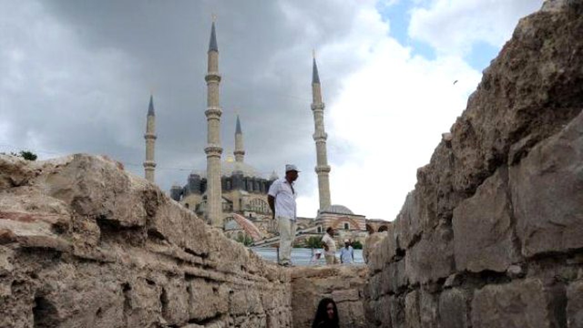 Edirne\'de Tarih, Toprak Altından Çıkarılıyor