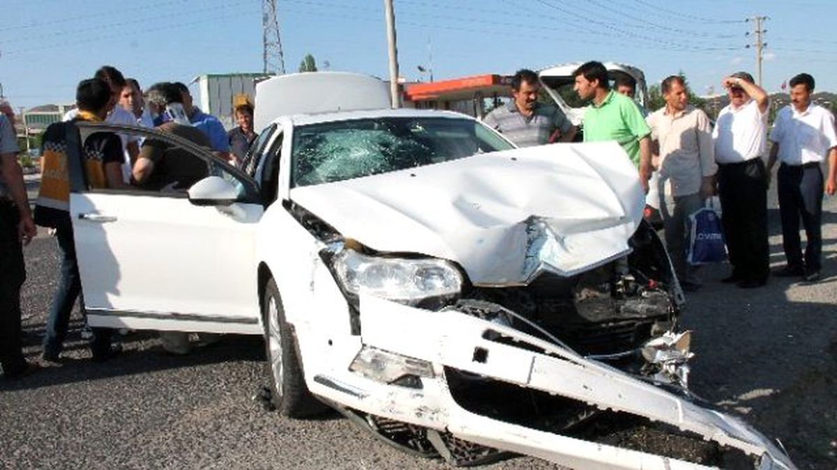 Elazığ\'da Trafik Kazası: 3 Yaralı