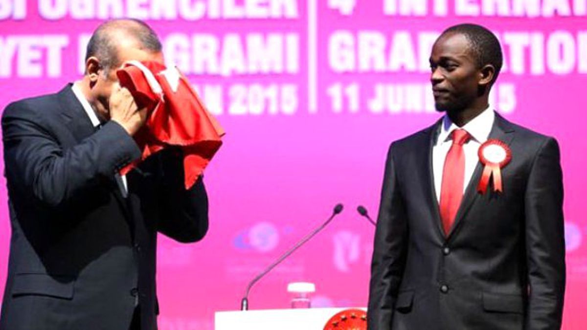 Erdoğan\'nın Öptüğü Bayrağın Duygulandıran Hikayesi