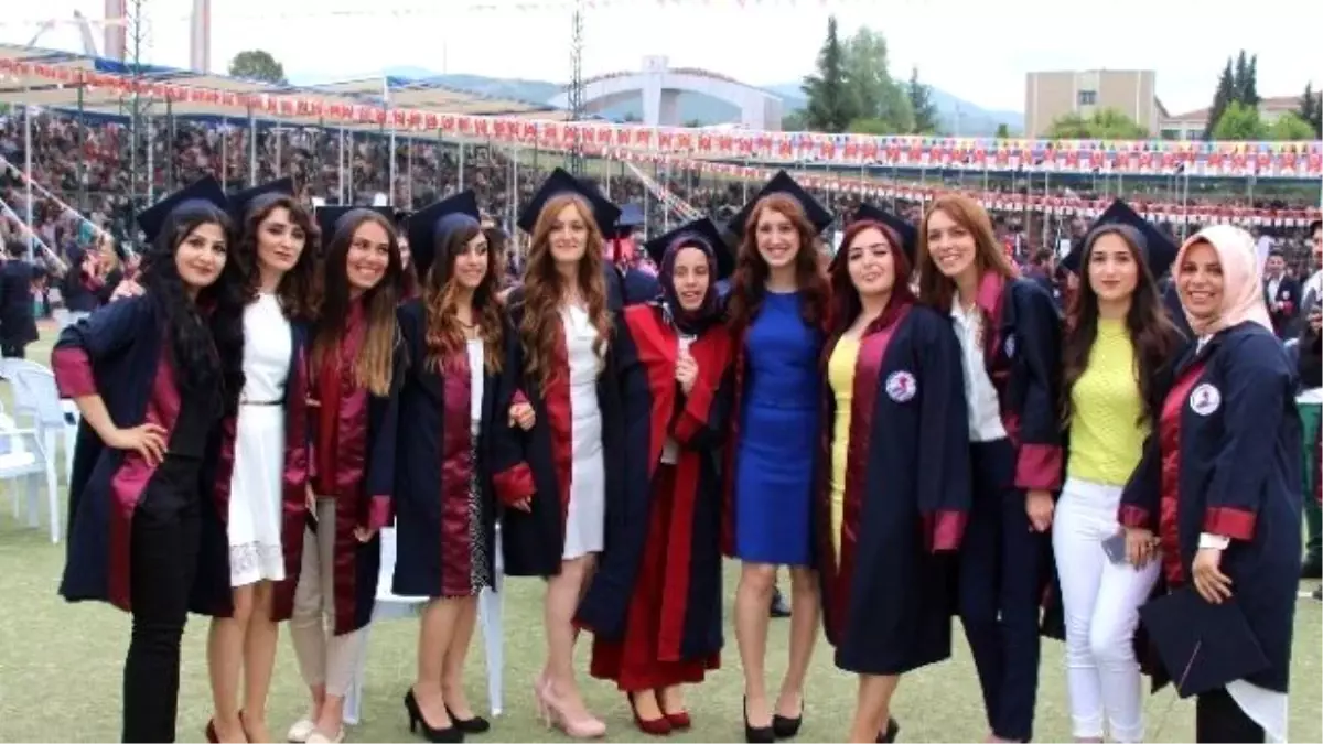 Fen-edebiyat Fakültesi\'nden Bin 200 Öğrenci Mezun Oldu