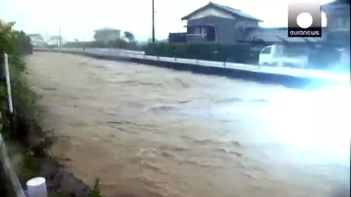 Japonya\'nın Güneyi Sele Teslim