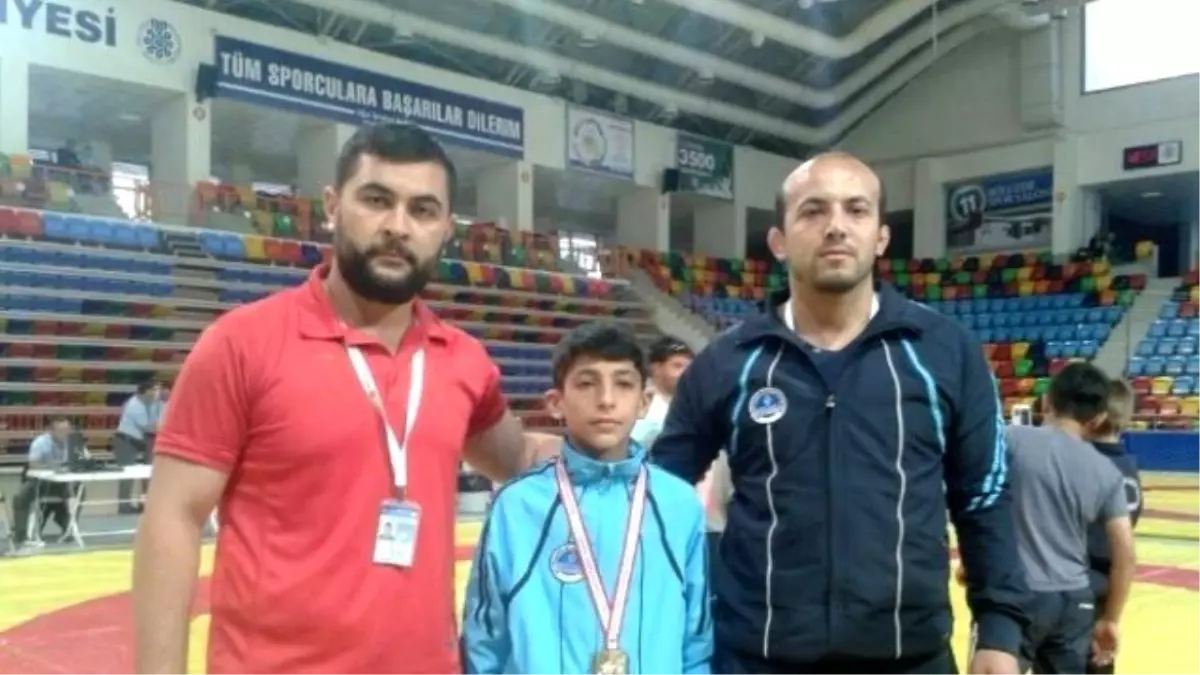 Kağıtsporlu İki Minik Güreşci Madalya Kazandı