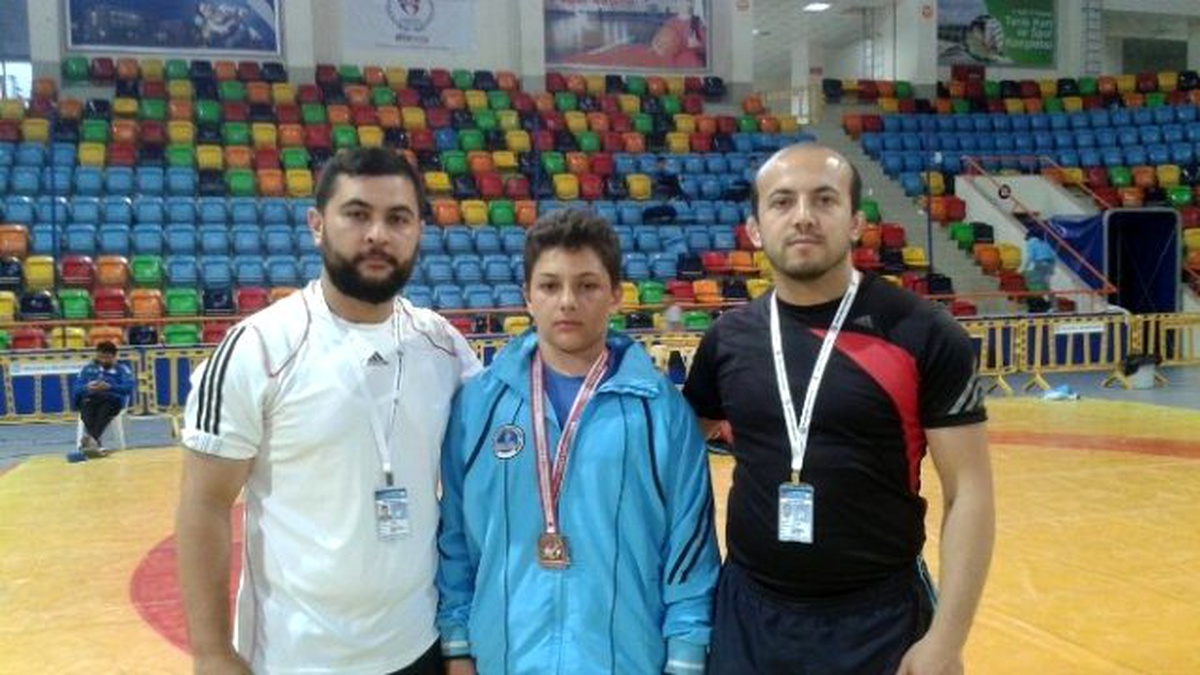 Kağıtsporlu İki Minik Güreşci Madalya Kazandı