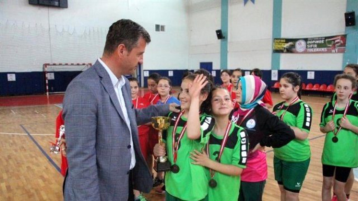 Minikler Hentbol Birincisi Kız Meslek Lisesi Oldu