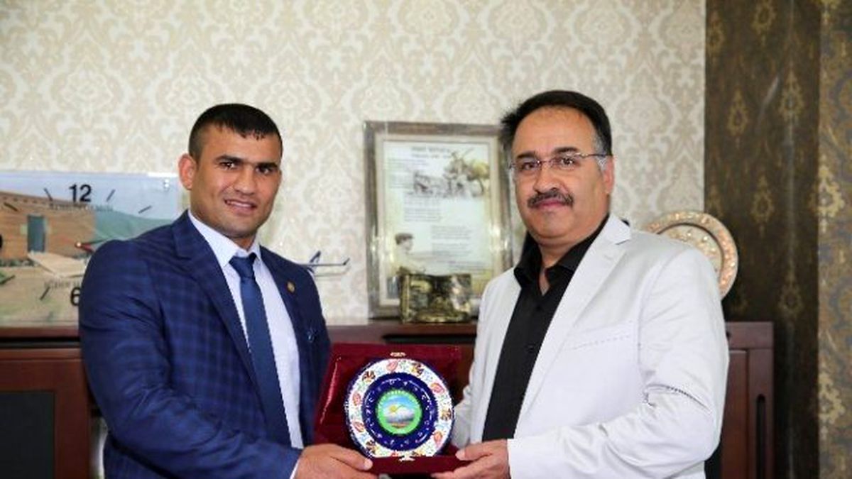 Muay Thai ve Boks Dalında Türkiye Derecesi Alan Sporcularımız Rektör Yılmaz\'ı Ziyaret Etti