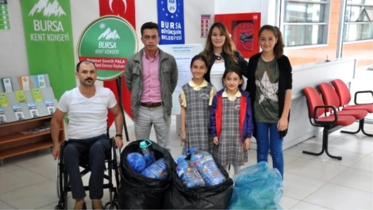 Öğretmen ve Öğrencilerden Plastik Kapağa Destek