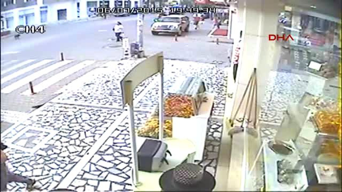 Kadın Sürücü, Erkek Sürücünün Aracını Beyzbol Sopasıyla Parçaladı