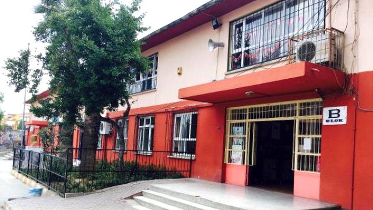 Satırla Okul Müdürünün Kapısına Zarar Verdi